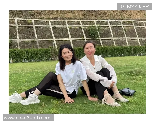 嫂子身材惊艳大方嘴嫂晒出订婚大钻戒与嘴哥甜蜜告白