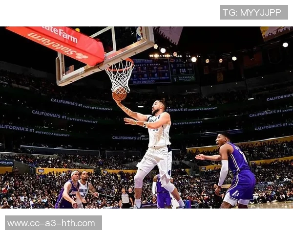 克莱半场表现出色三分球命中率高达百分之百助力球队取得领先 克莱半场表现出色三分球命中率高达百分之百助力球队取得领先